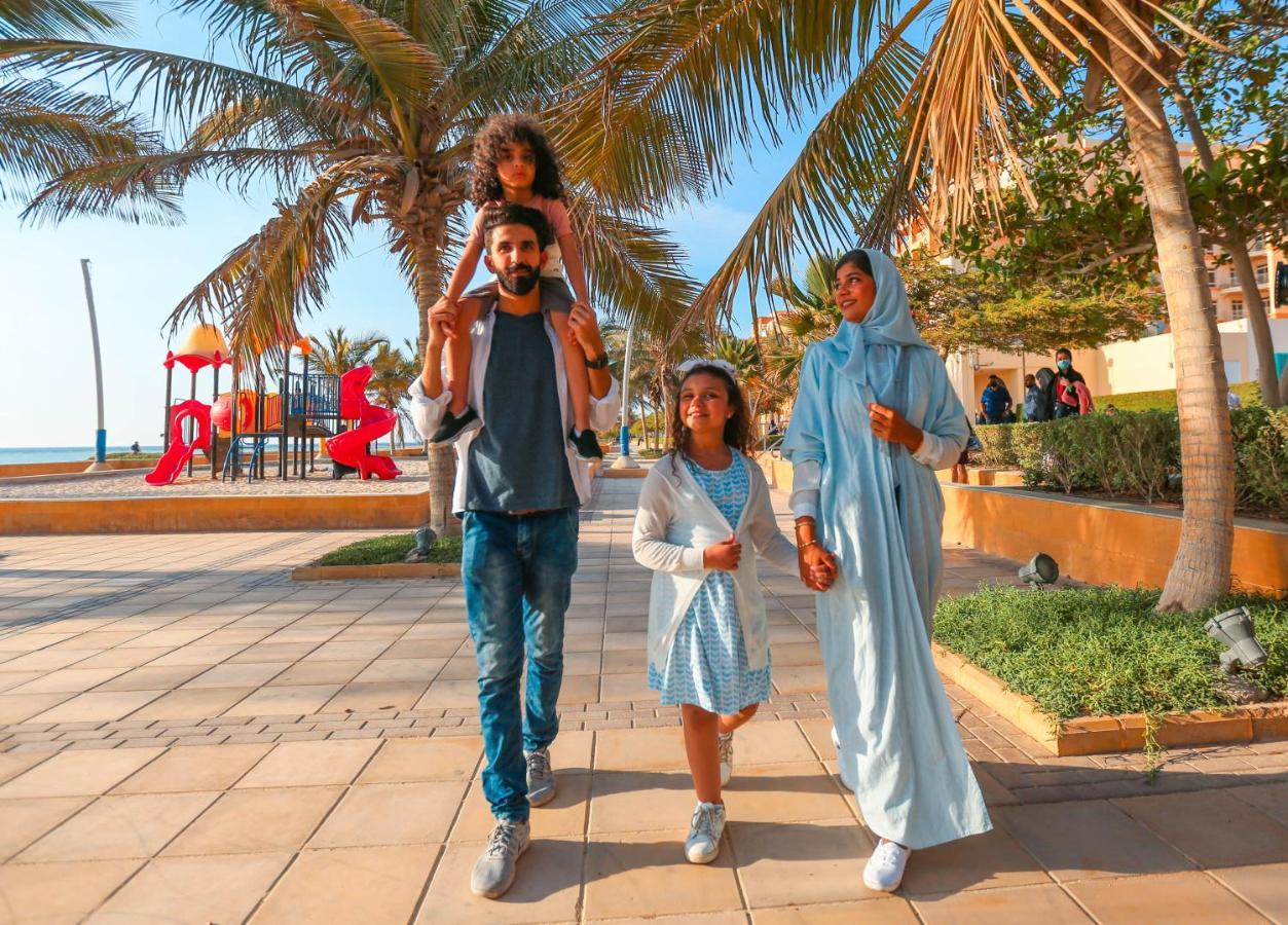 Bay La Sun Hotel And Marina - Emaar King Abdullah Economic City Eksteriør bilde A family in Oman