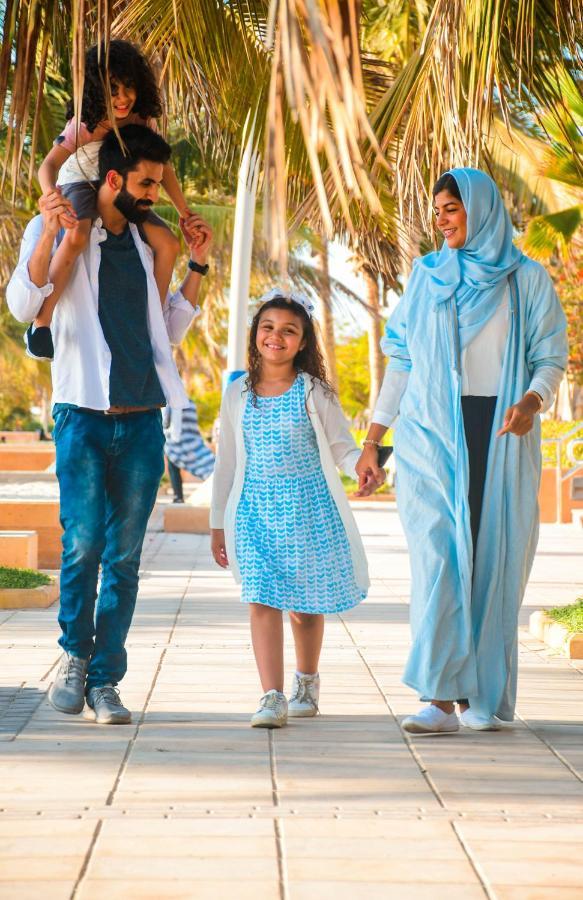 Bay La Sun Hotel And Marina - Emaar King Abdullah Economic City Eksteriør bilde A Bahraini family