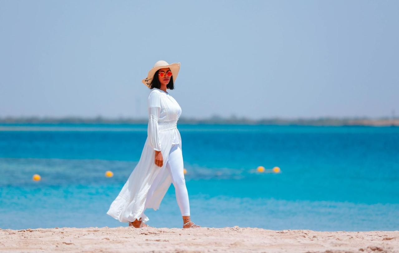 Bay La Sun Hotel And Marina - Emaar King Abdullah Economic City Eksteriør bilde A woman wearing a kaftan