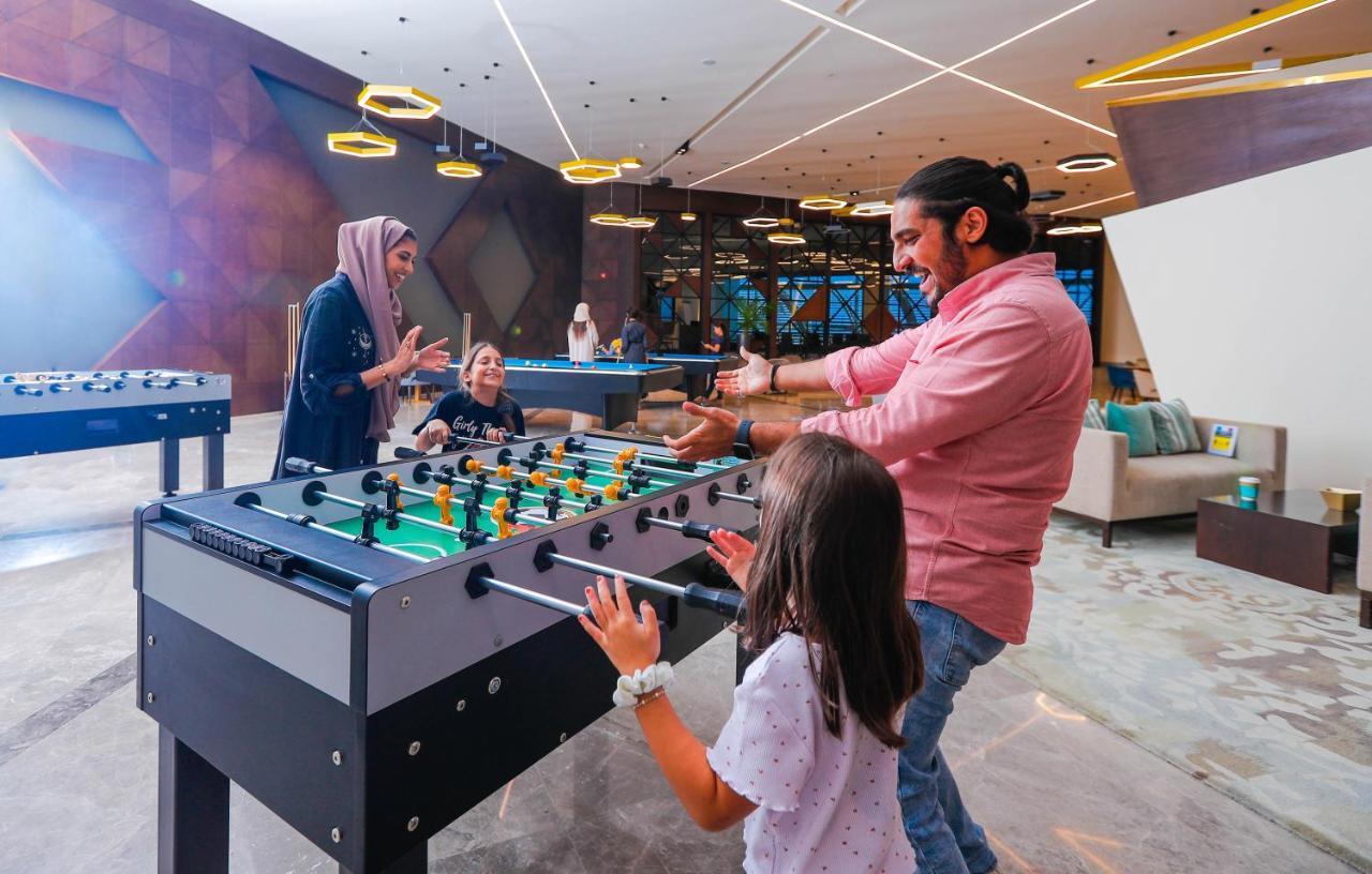 Bay La Sun Hotel And Marina - Emaar King Abdullah Economic City Eksteriør bilde Family playing table football