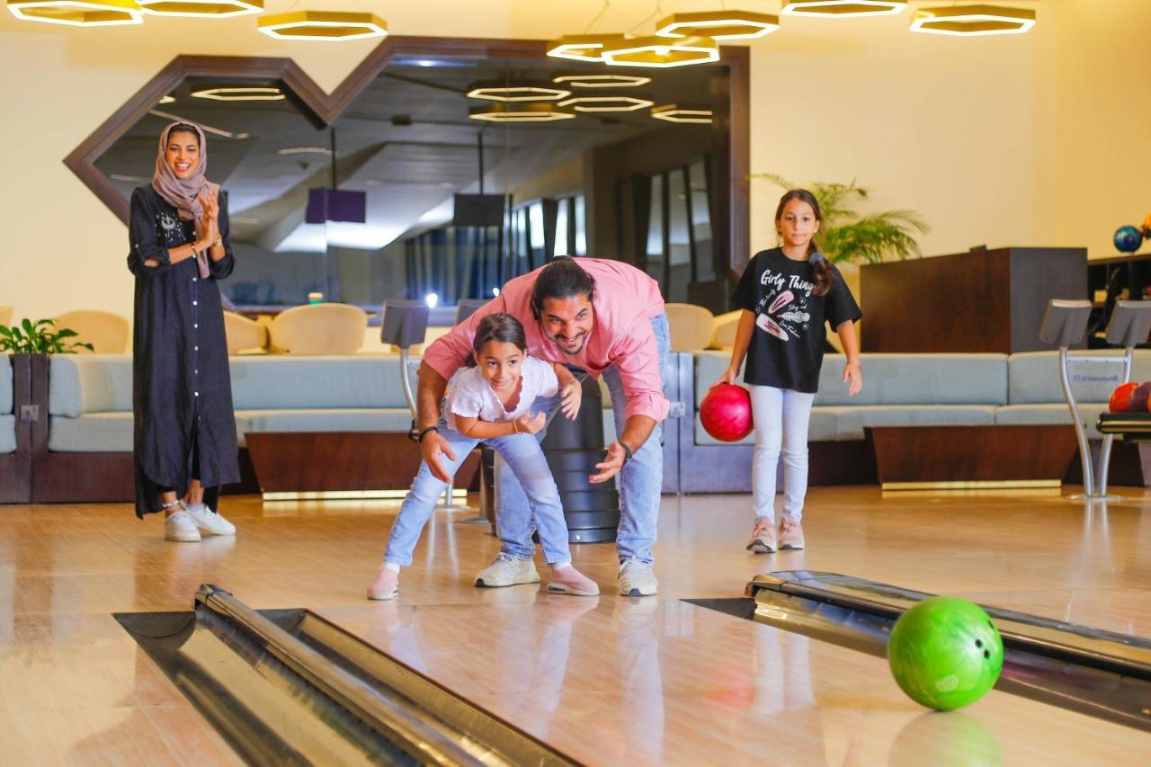 Bay La Sun Hotel And Marina - Emaar King Abdullah Economic City Eksteriør bilde Family at the bowling alley