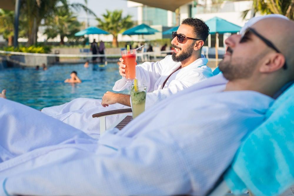 Bay La Sun Hotel And Marina - Emaar King Abdullah Economic City Eksteriør bilde Pool at the hotel