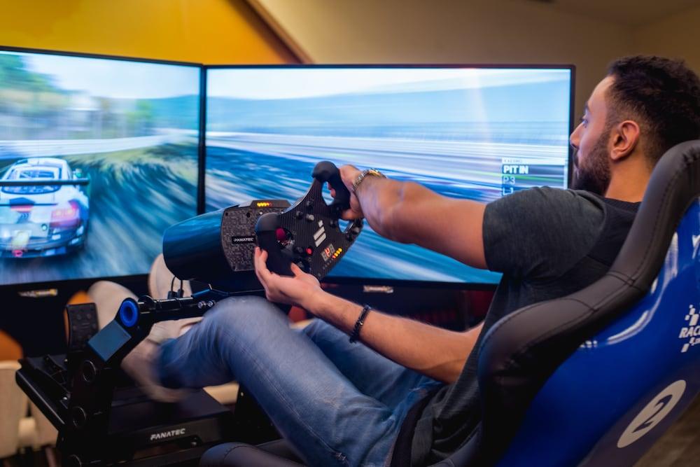 Bay La Sun Hotel And Marina - Emaar King Abdullah Economic City Eksteriør bilde A racing game player using a steering wheel