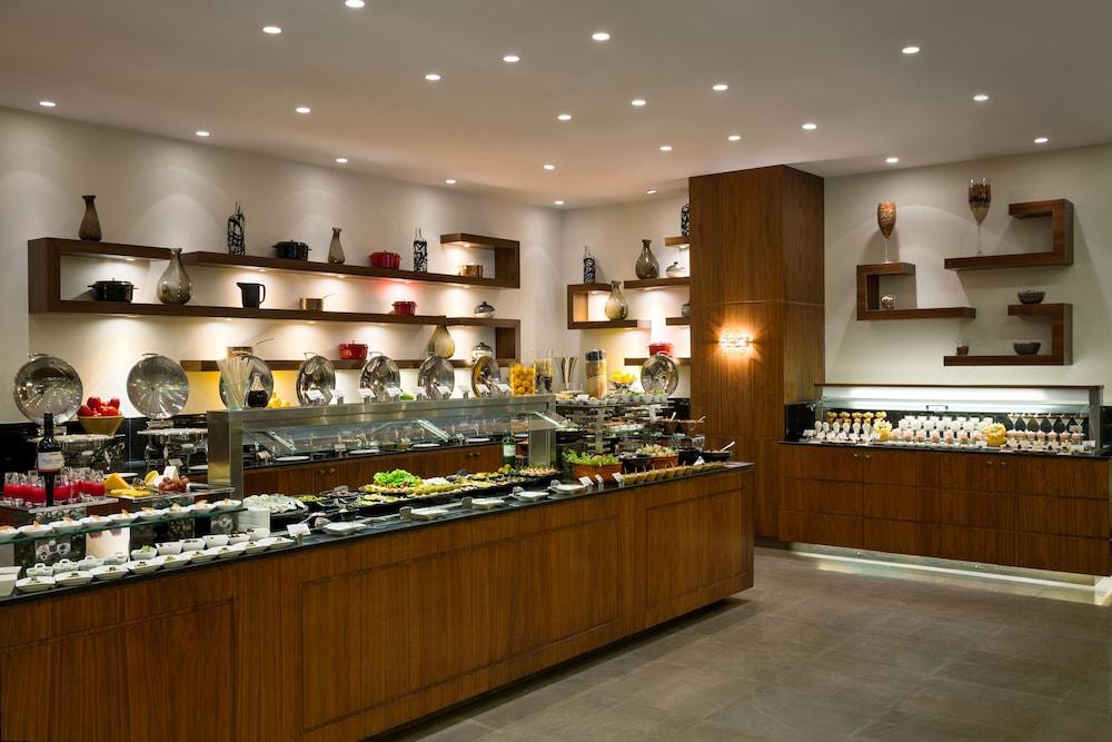 Bay La Sun Hotel And Marina - Emaar King Abdullah Economic City Eksteriør bilde The buffet at the hotel