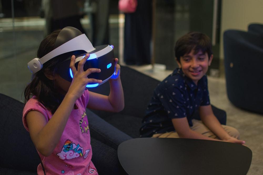 Bay La Sun Hotel And Marina - Emaar King Abdullah Economic City Eksteriør bilde A child wearing a PlayStation VR headset