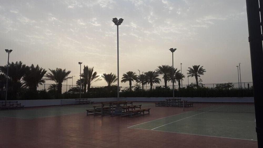 Bay La Sun Hotel And Marina - Emaar King Abdullah Economic City Eksteriør bilde Tennis courts at the Al-Shaab Sports Club
