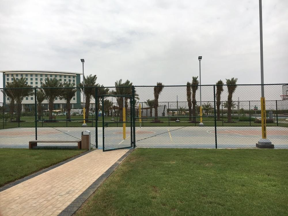 Bay La Sun Hotel And Marina - Emaar King Abdullah Economic City Eksteriør bilde Tennis courts at the park